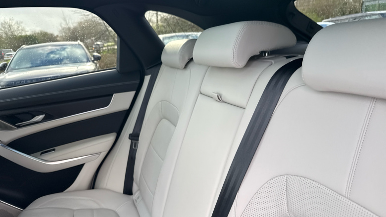 Jaguar F-Pace 2.0 D200 R-Dynamic Black 5dr Auto AWD Diesel Estate